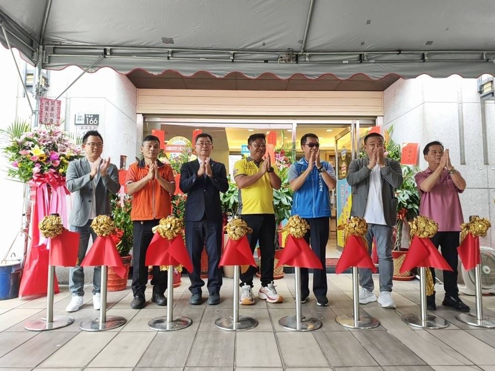 叮億旅行社桃園八德店開幕團隊合影